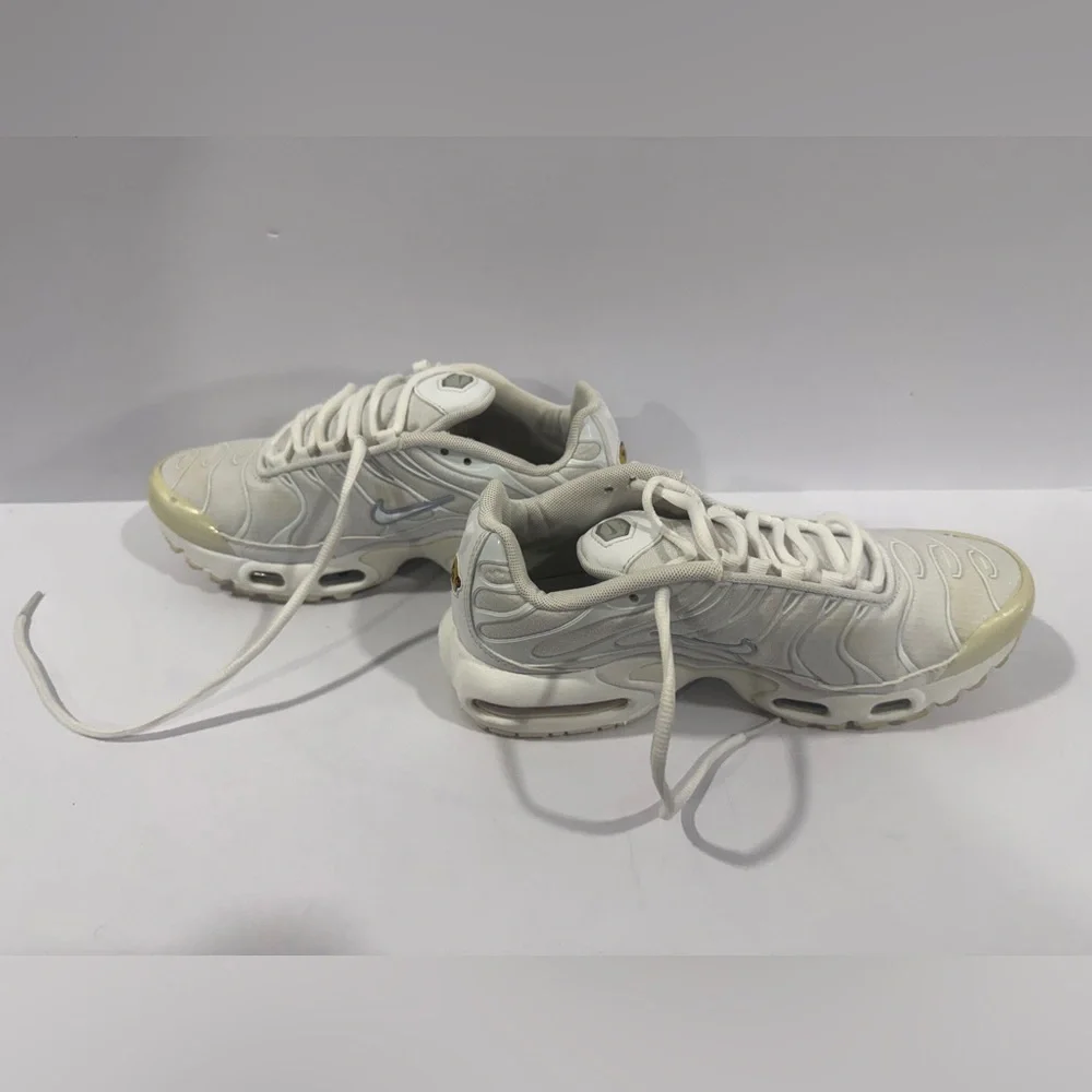 Nike Air Max Plus TN Triple White Sneakers Size 5.5Y / Women’s 7 Used